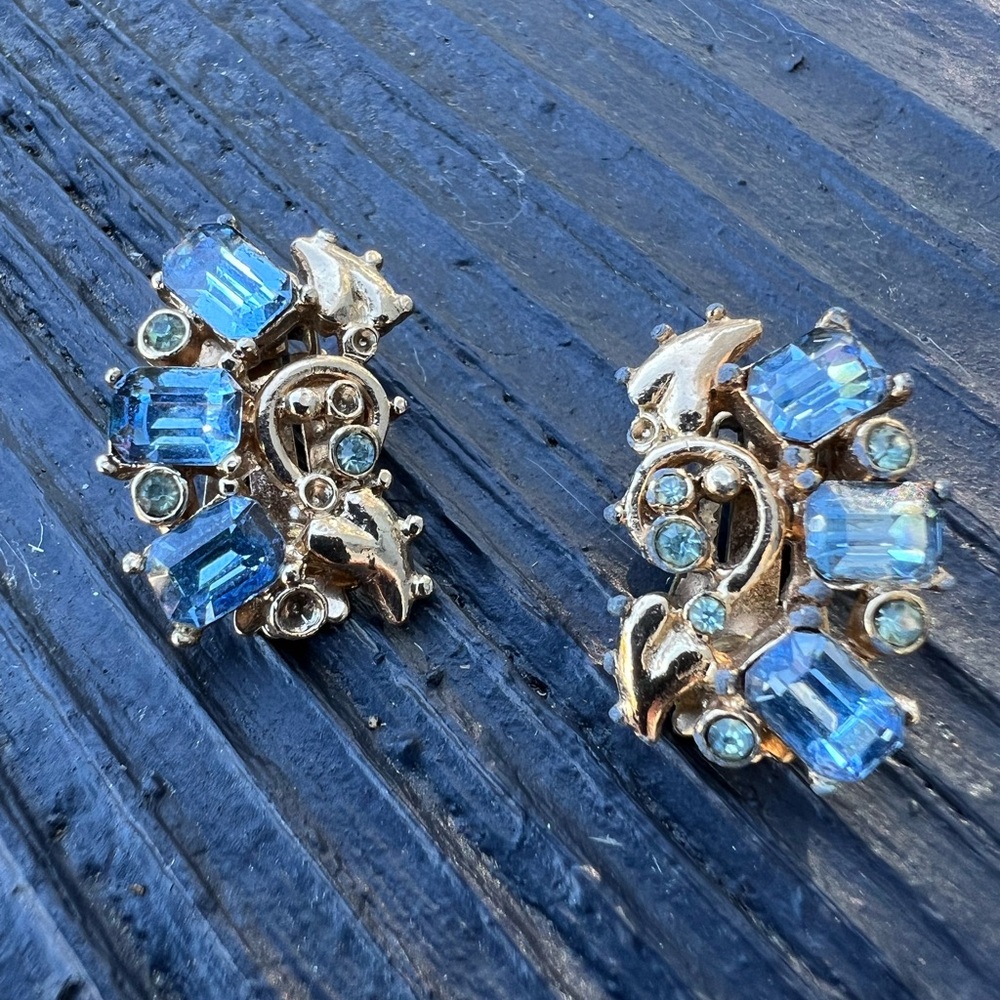 Vintage Claudette Signed Goldtone Blue Rhinestone Clip on Earrings Leaf Accents